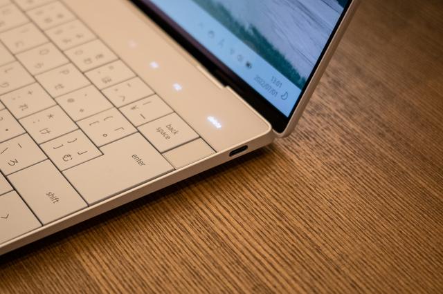 20220701-white_usb-c