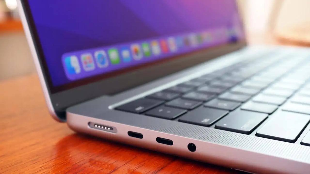 Apple特許から紐解く… MacBookキーボードでiPhone充電する未来？