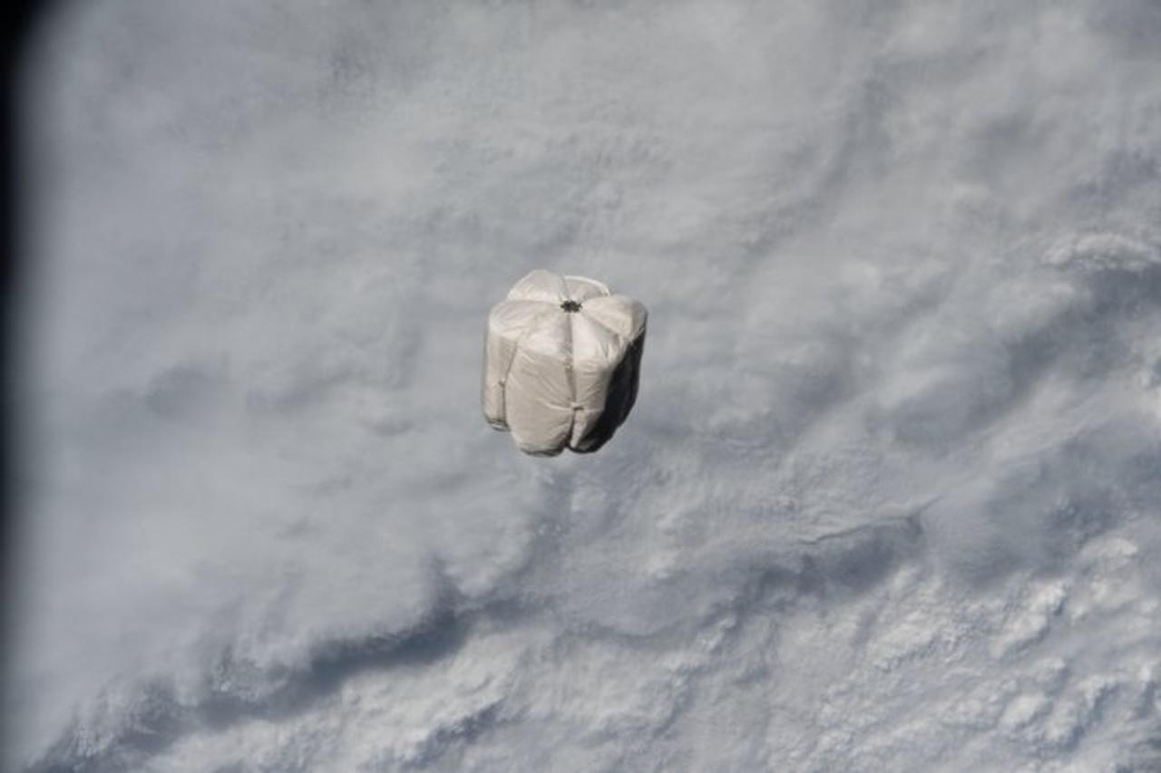 宇宙ステーションを計画中のナノラックス社、ISSのゴミ袋を大気圏へ切り離すことに成功