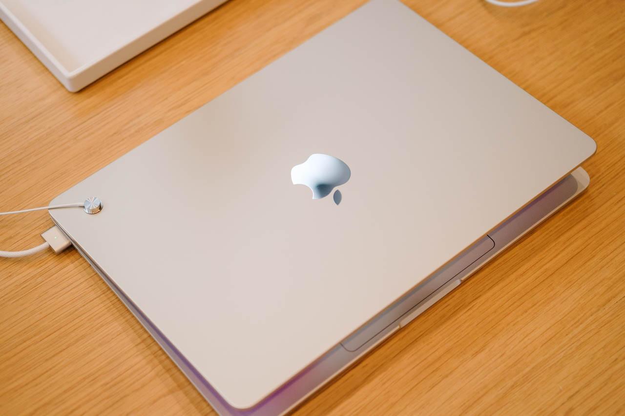 MacBook Air発売日のアップル表参道。スターライトがいい色なんだよ 