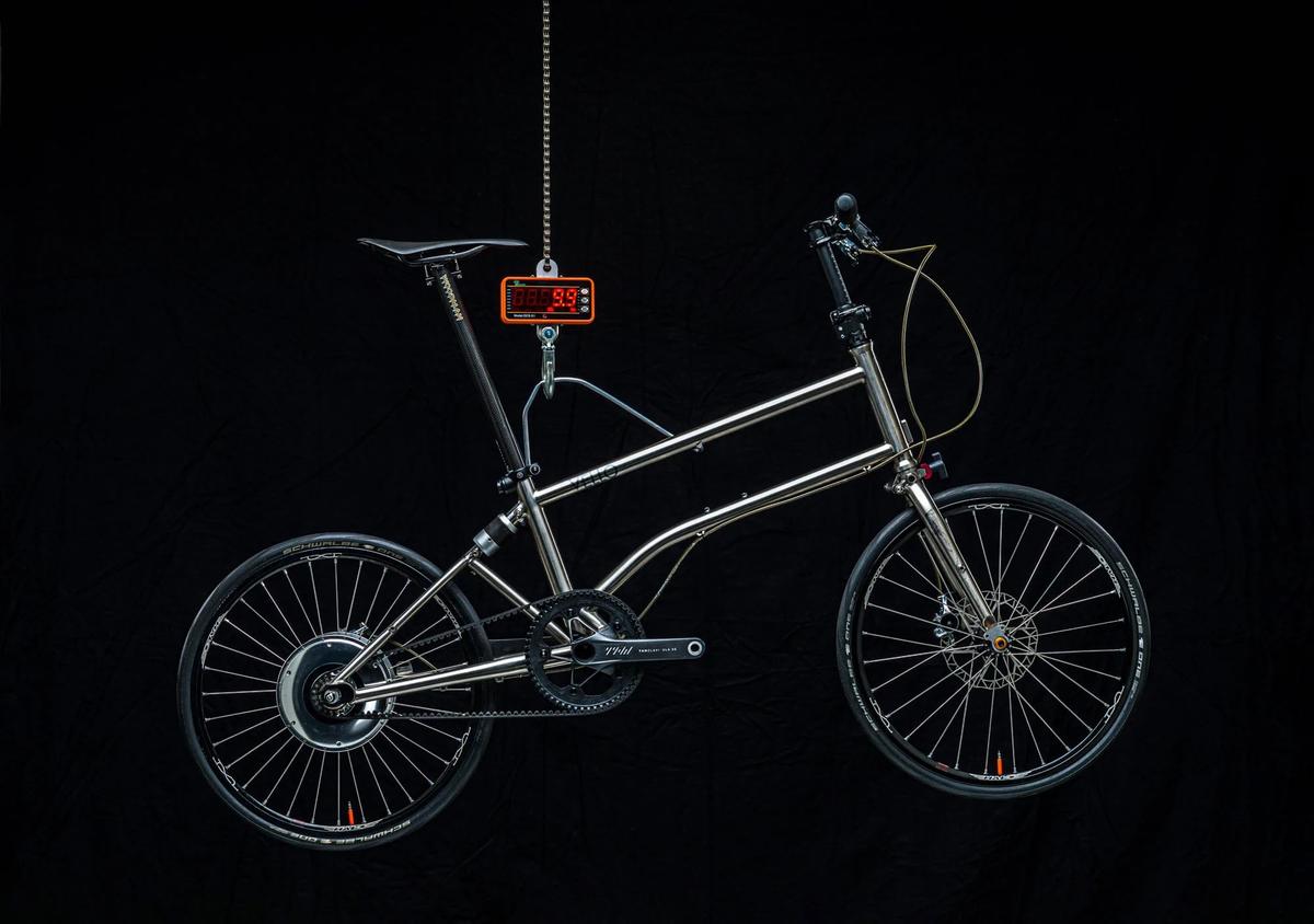 重さ9.9kgで充電不要!? VELLOのチタン製折りたたみ電動自転車が 