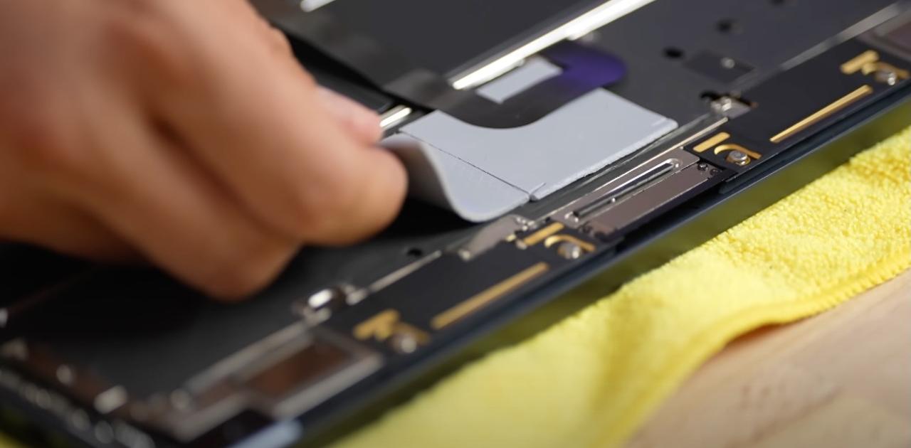 M2 MacBook Airもサーマルパッドを貼るだけで性能があがる。必要なのは 