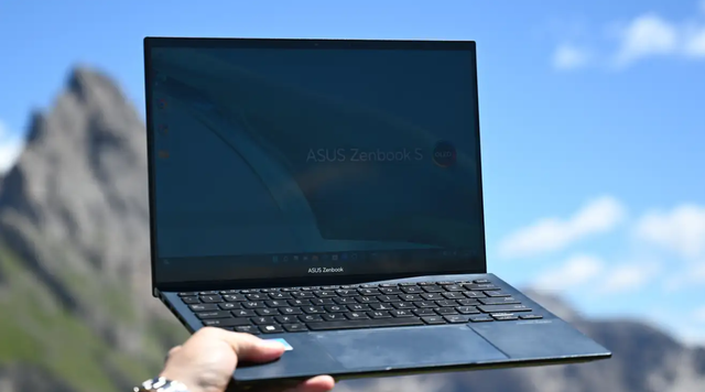 20220726ZenbookS13OLED_b_holding