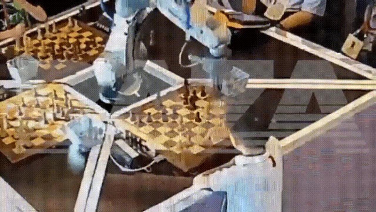ロシア製のチェス用ロボットが少年の指を折る。ロボットの反乱…ではなさそうです【閲覧注意】