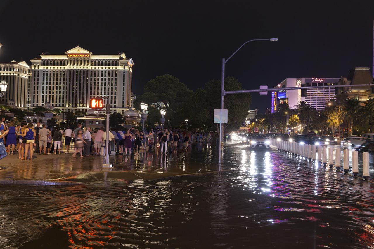 あの有名なラスベガスの大通りが洪水に巻き込まれる