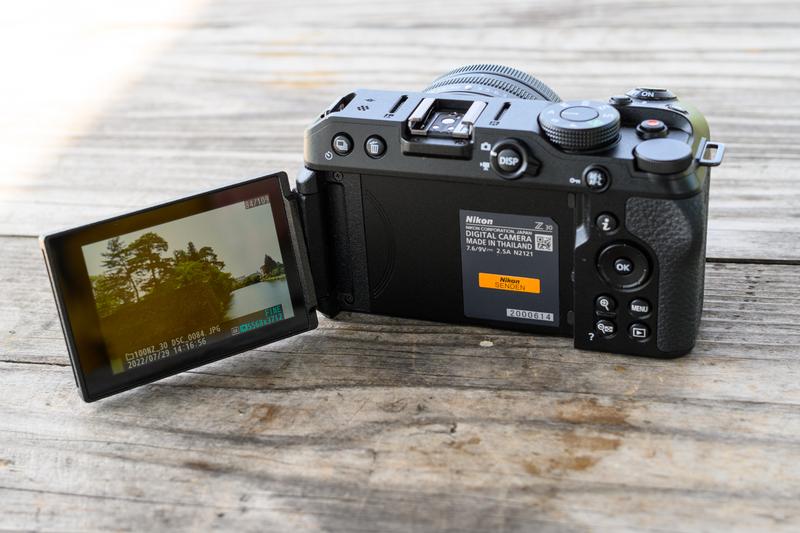 小さくて軽いVlog向けミラーレス一眼「Nikon Z 30」は、日常でも旅行 