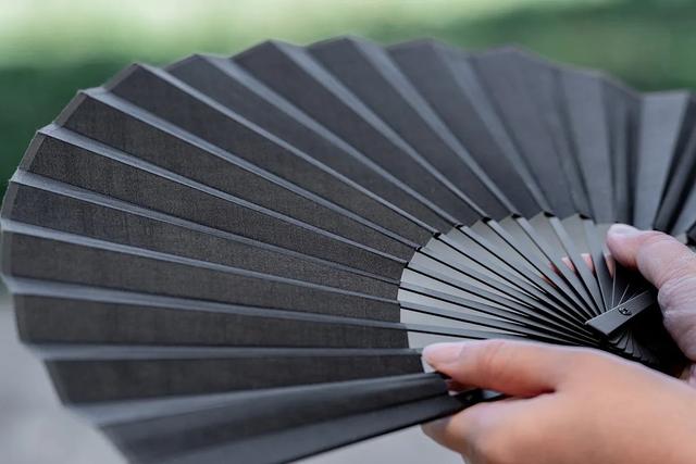 まさにプレミアム。チタンとシルクの組み合わせがミヤビな