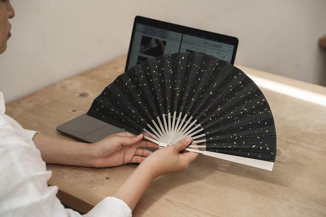 まさにプレミアム。チタンとシルクの組み合わせがミヤビな