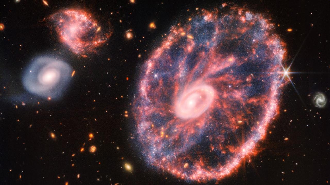 ウェッブ宇宙望遠鏡から、5億光年かなたの銀河の画像が届きました