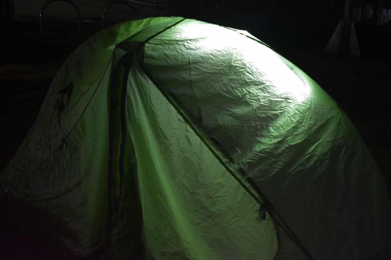 丸められてロングに使えるキャンプライト。テントにピッタリ設置できた！