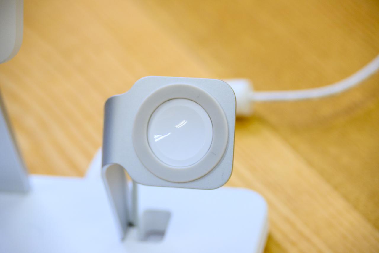 冷却ファンでiPhoneを効率よく充電できるESRの3 in 1充電器 冷却ファンでiPhoneを効率よく充電できるESRの3 in 1充電器