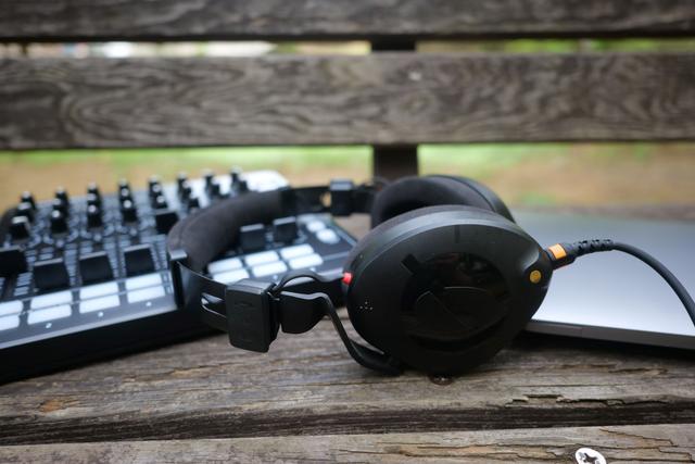 rode_headphone04
