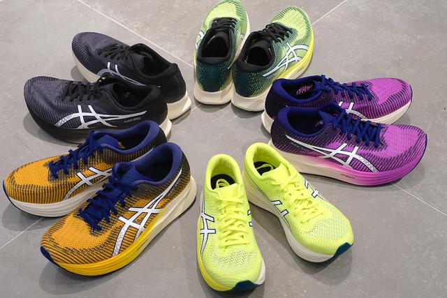 カーボンプレート入りなのにお手頃！レースにも練習にも使えるランニングシューズ｢ASICS MAGIC SPEED 2｣ | ギズモード・ジャパン