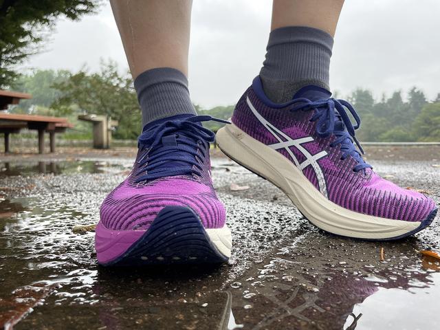 カーボンプレート入りなのにお手頃！レースにも練習にも使えるランニングシューズ｢ASICS MAGIC SPEED 2｣ | ギズモード・ジャパン