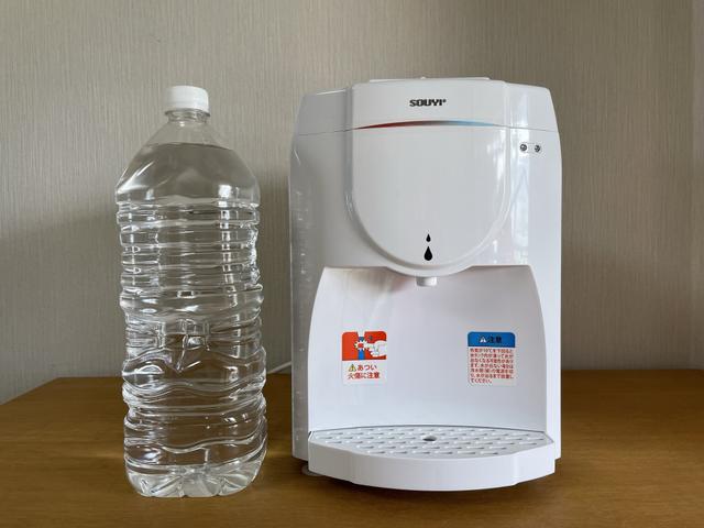 ソウイ (SOUYI) 卓上 ウォーターサーバー 2L ペットボトル 専用 温冷両用 専用キャップ付 家庭用 ペットボトルサーバー 卓上タイ - 1