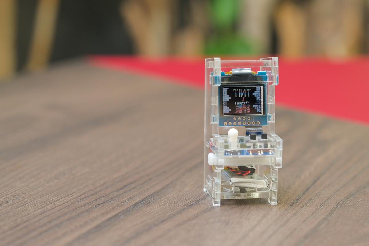 憧れのアーケード筐体をこの手に｡手のひらサイズのゲーム機「TINY 