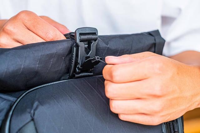 軽量で撥水性が高いハイテク素材｢X-PAC｣使用のスリングバッグ｢Modern Pack 16L｣の使用感をレポート