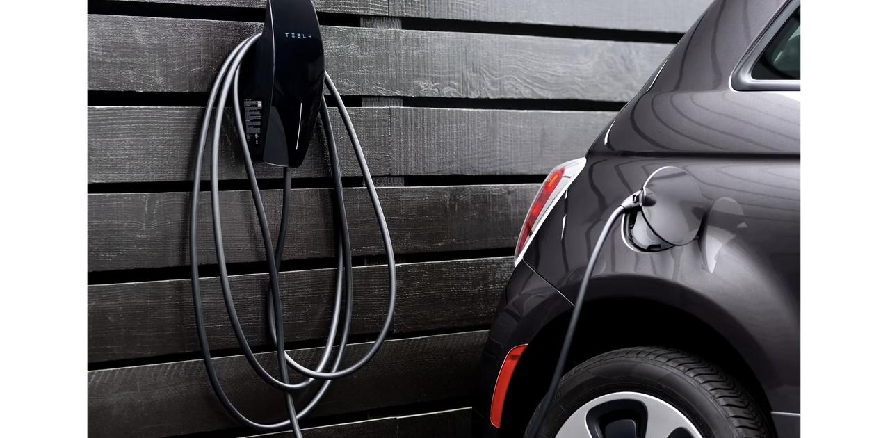 Teslaから家庭用充電機に新型。J1772規格でTesla車以外でも使用可能