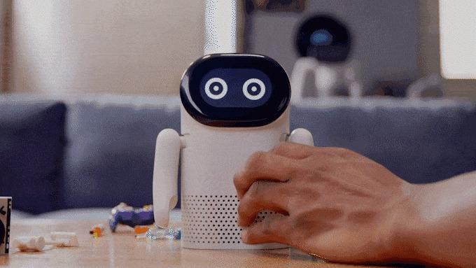 腕を振って踊るロボット無線スピーカー「roboBeats」。顔の表情も 腕を振って踊るロボット無線スピーカー「roboBeats」。顔の表情も