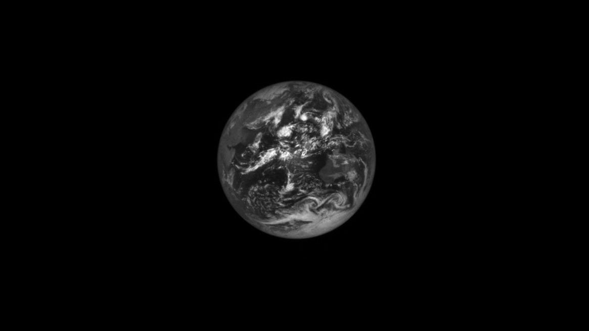 6年の旅の途中。NASAの探査機ルーシーが撮影した地球と月が 6年の旅の途中。NASAの探査機ルーシーが撮影した地球と月が