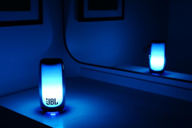 どうしてスピーカーを光らせるの? JBL Pulse 5のデザイナーに どうしてスピーカーを光らせるの? JBL Pulse 5のデザイナーに