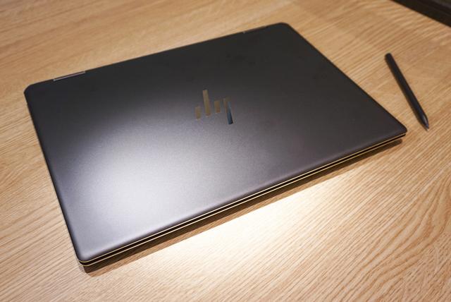 デスクに置かれたHP Spectre x360 16