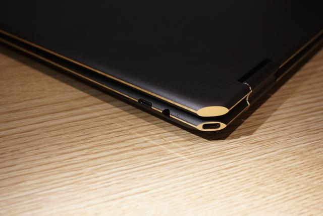 HP Spectre x360 16コネクタ付近