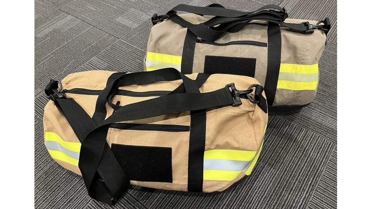 アメリカの消防服を再利用したバッグ。反射板付きで安全＆頑丈！