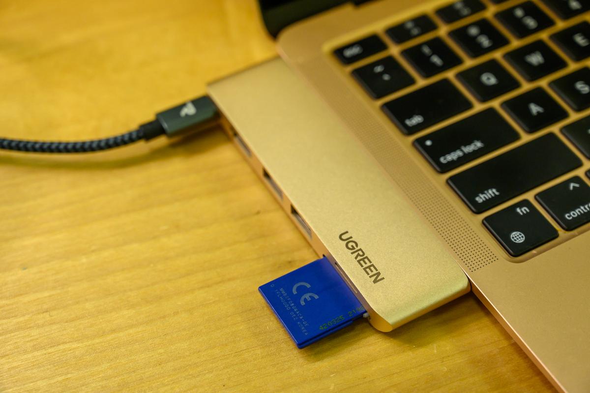 これのおかげでMacBook Airでも快適に仕事できてます。UGREENのUSB-C 