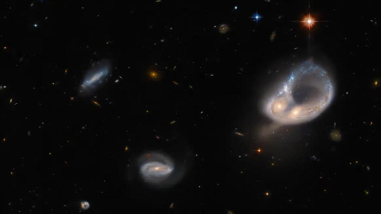 ハッブル宇宙望遠鏡が捉えた、6億7000万光年先の銀河