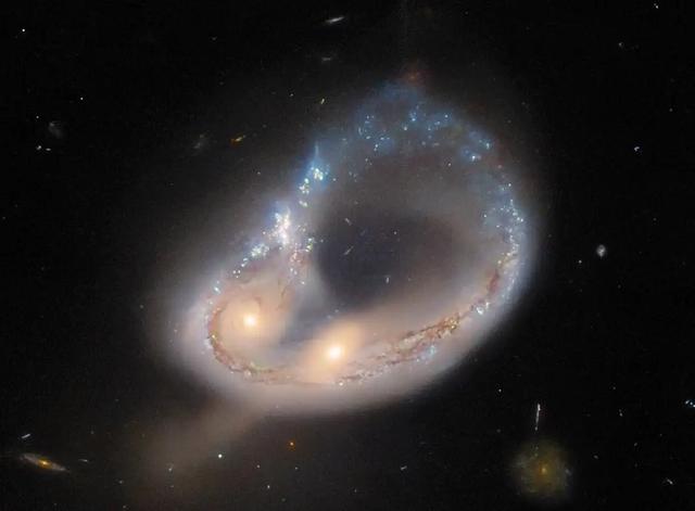 hubble ハッブル宇宙望遠鏡が捉えた、6億7000万光年先の銀河 | ギズモード・ジャパン