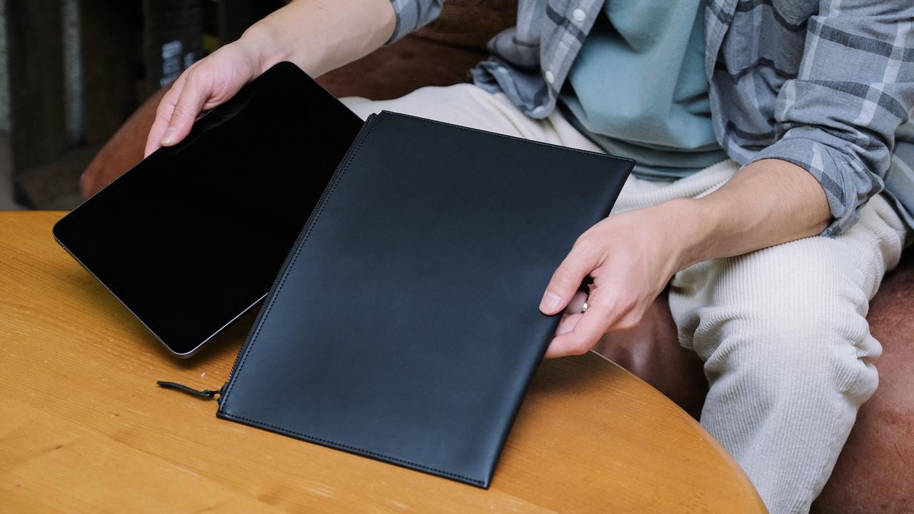 iPadやiPad miniにジャストなサイズ感。上質なヴィーガンレザー製のタブレットケース｢レイヤーポーチ｣、ミニマル＆クールでテンション爆上がり
