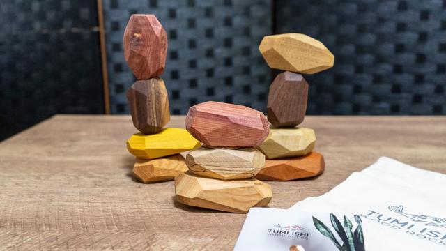 息抜きにもインテリアにも。高級木材を素材にした手遊びトイ｢WOOD ROCKS｣