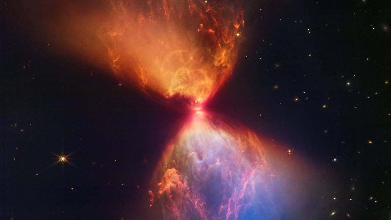 ウェッブ宇宙望遠鏡の最新画像、原始星が作った見事な宇宙の｢砂時計｣