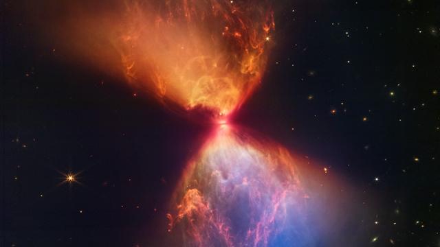 ウェッブ宇宙望遠鏡の最新画像、原始星が作った見事な宇宙の｢砂時計｣
