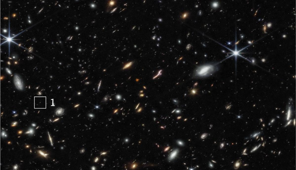 ウェッブ宇宙望遠鏡が撮影した「宇宙の夜明け直後に誕生した銀河」2つ
