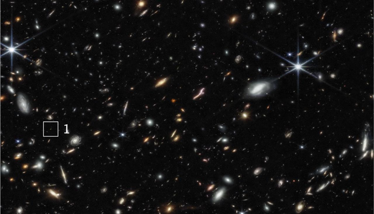 ウェッブ宇宙望遠鏡が撮影した｢宇宙の夜明け直後に誕生した銀河｣2つ