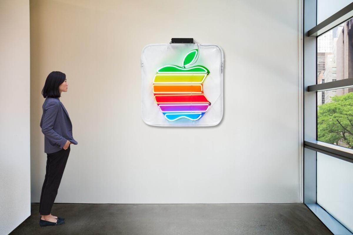 1990年代に使われていたアップルストアのネオンサイン、競売に出品 