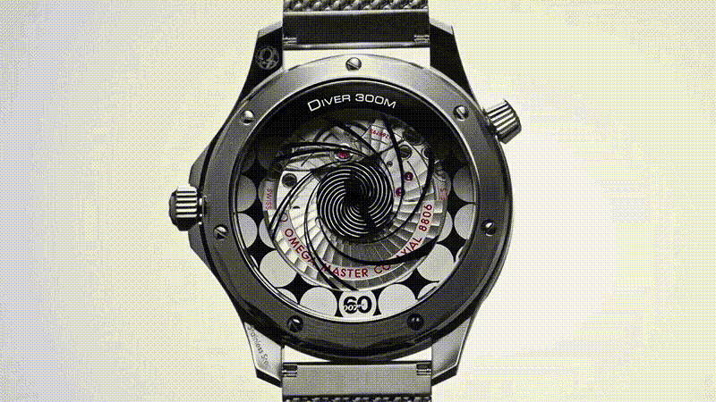 オメガの機械式腕時計｢ジェームズ・ボンド60周年記念モデル｣が、映画のオープニングシーンを再現