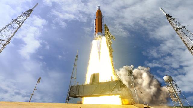 sls-70mt-dac3-orange-launch-uhr2