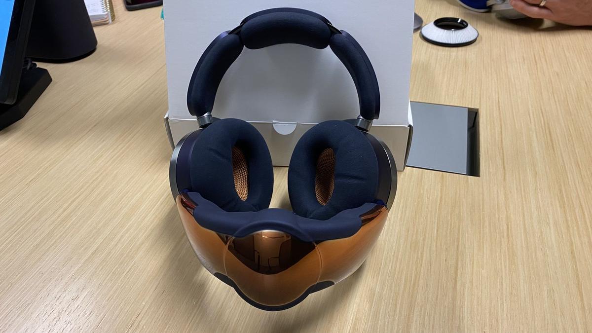 ダイソン初のヘッドホン｢Zone｣、着けてみた。空気清浄機つきとはいえ 