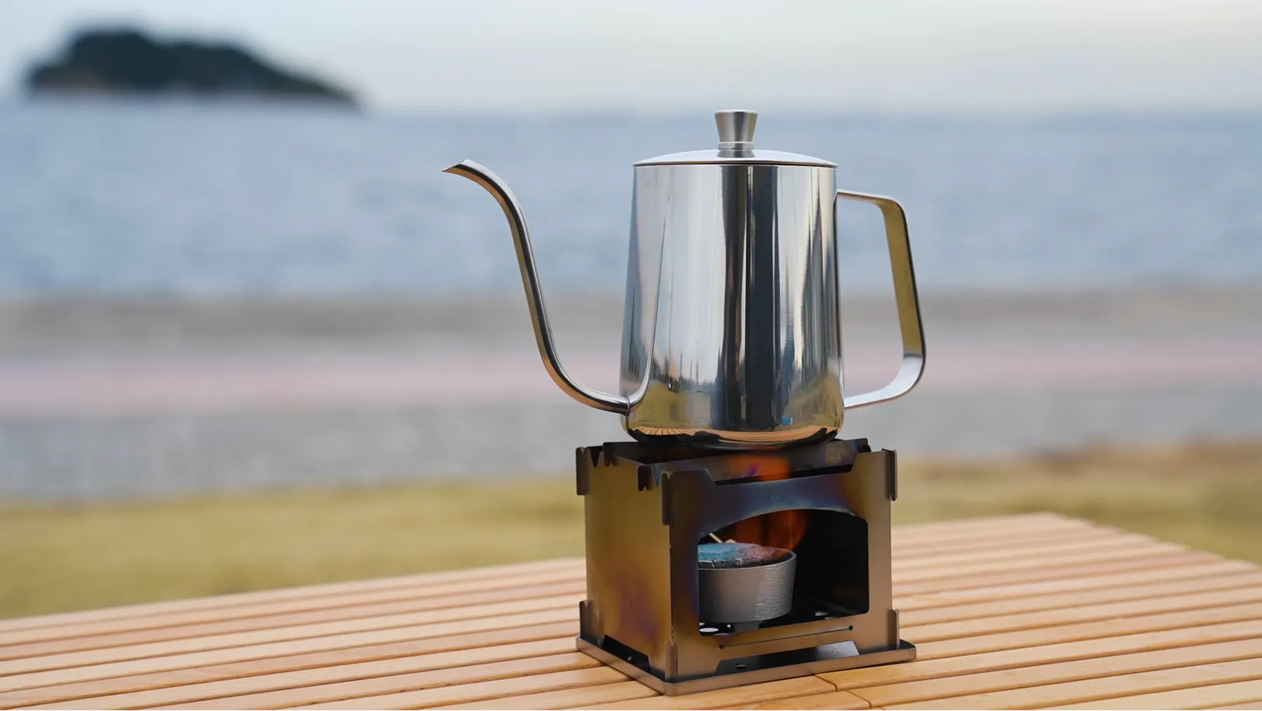 薄さはわずか3mm！ ポケットで持ち運べる純チタン製極小BBQコンロ