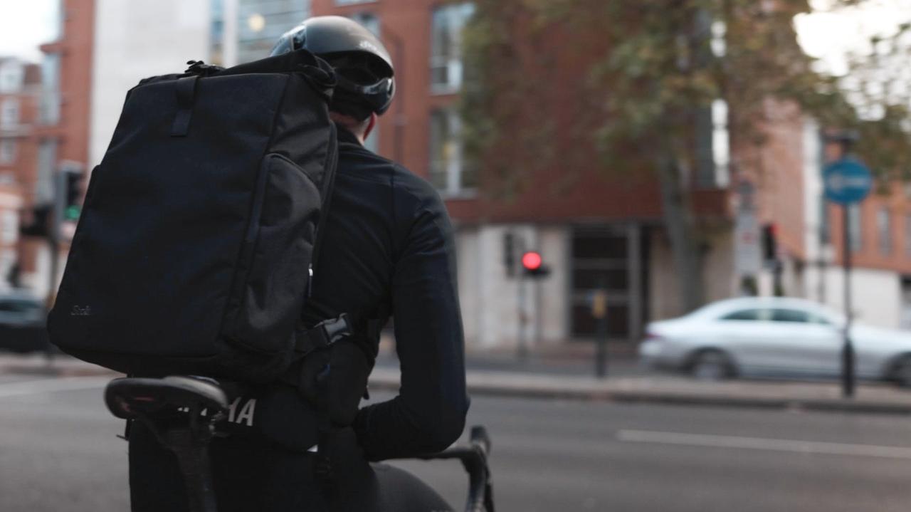 希少 レア Stolt Athlete 揺れ低減バックパック ネイビー ランナーやサイクリストにも評判! オンオフ使える英国発の揺れ