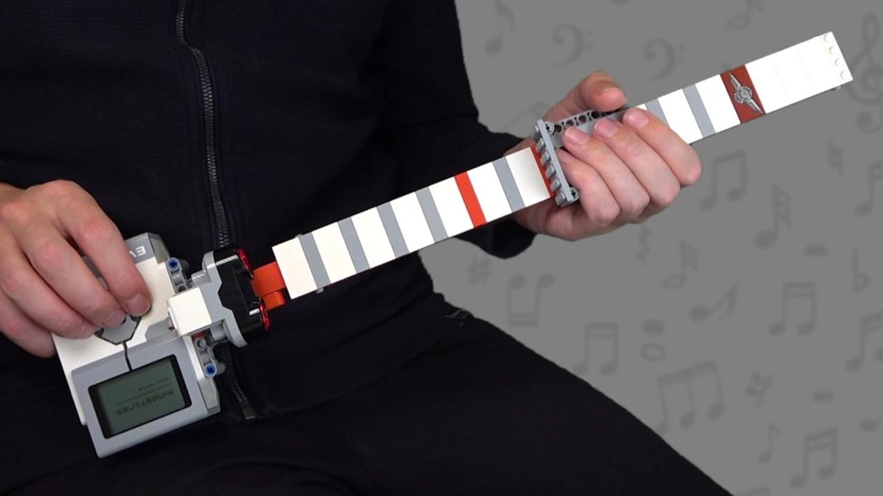 レゴで作ったエレキギター。弦がなくスライダーとボタンで演奏