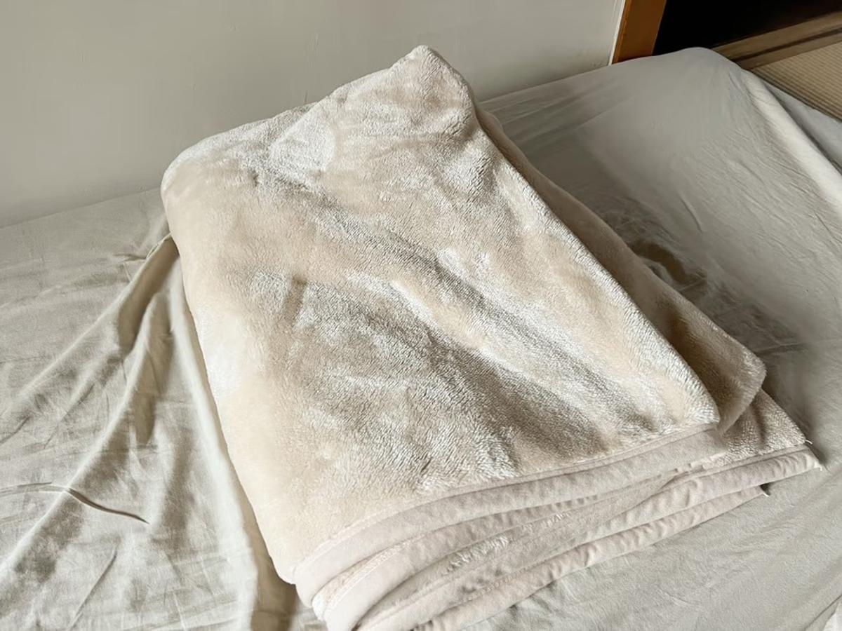 ユニクロの「ヒートテック毛布」で朝までぬくぬく眠れるようになった