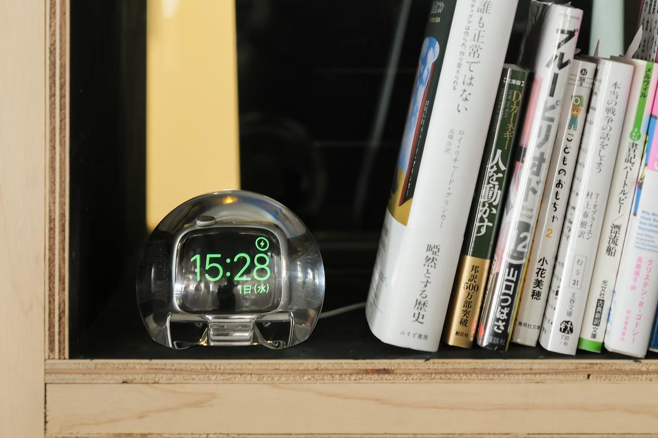 充電中のAppleWatchが置き時計になるガジェット水晶玉