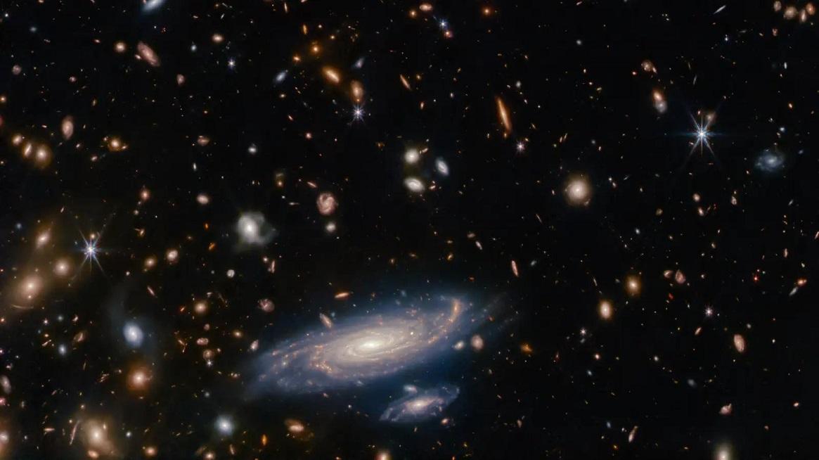 ウェッブ宇宙望遠鏡が撮影、10億光年先の渦巻き銀河 | ギズモード