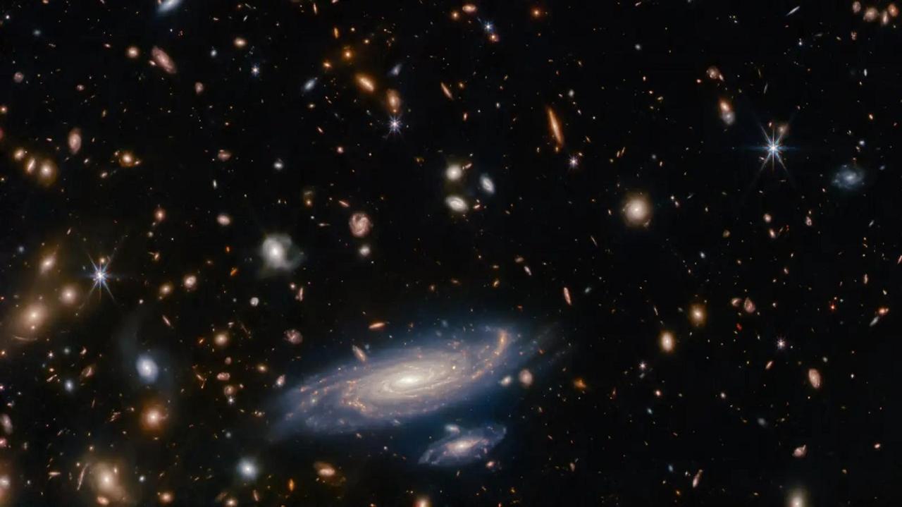 ウェッブ宇宙望遠鏡が撮影、10億光年先の渦巻き銀河