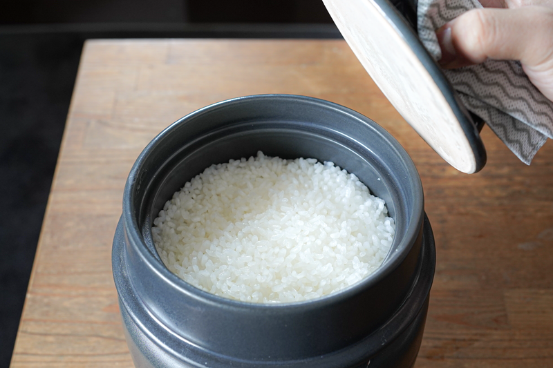 おいしい土鍋ご飯を手軽に。固形燃料でも使えるコンパクトな「有田焼