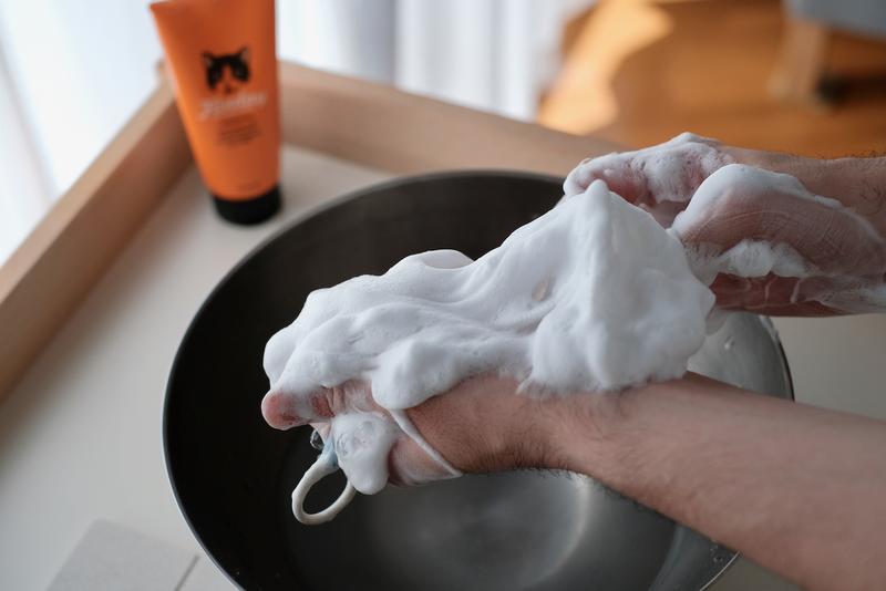 ニュルっとした泡でヒゲも剃れる洗顔フォーム。2つのタスクを一気に